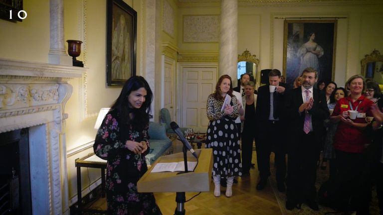 زوجة سوناك والمدعوون في حفل الاستقبال زوجة ريشي سوناك تتحدث مع الضيوف