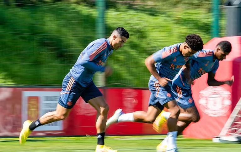 مران الركض إريك تين هاج مع لاعبي مانشستر يونايتد