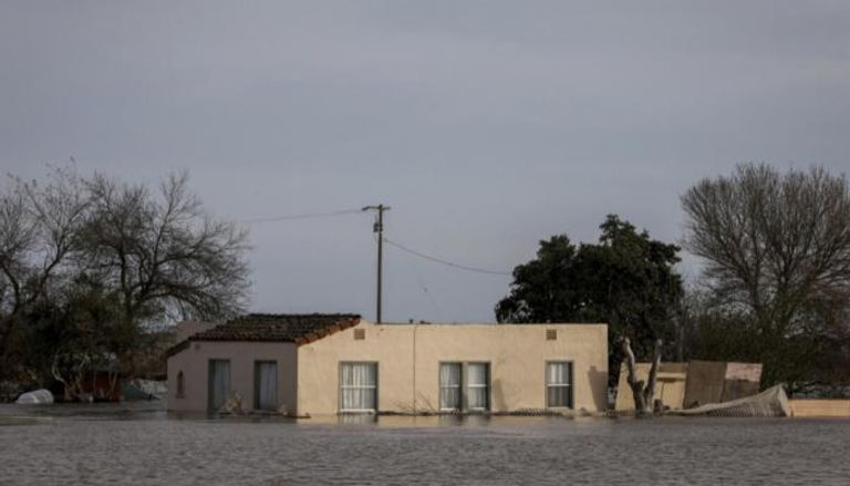 مياه الأمطار تغمر أحد المنازل في كاليفورنيا 