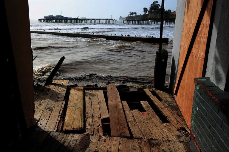 مياه الأمطار تغمر أحد المنازل في كاليفورنيا