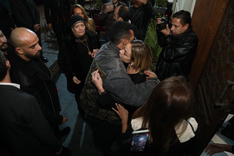 محمد رمضان يقدم العزاء لريم البارودي في وفاة والدها