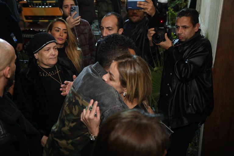 محمد رمضان يقدم العزاء لريم البارودي في وفاة والدها