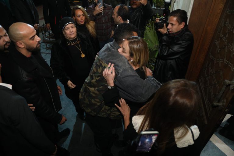 محمد رمضان يقدم العزاء لريم البارودي في وفاة والدها