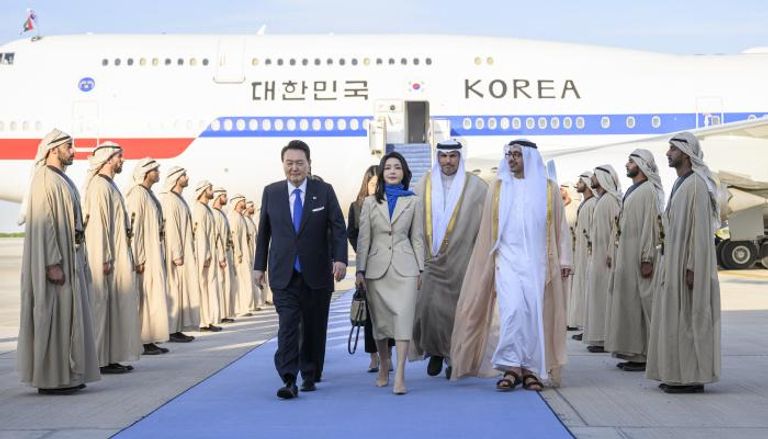 الشيخ عبدالله بن زايد آل نهيان يستقبل رئيس كوريا الجنوبية يون سوك يول 