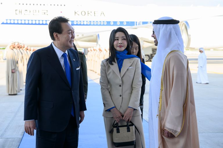 الشيخ عبدالله بن زايد آل نهيان يستقبل رئيس كوريا الجنوبية يون سوك يول