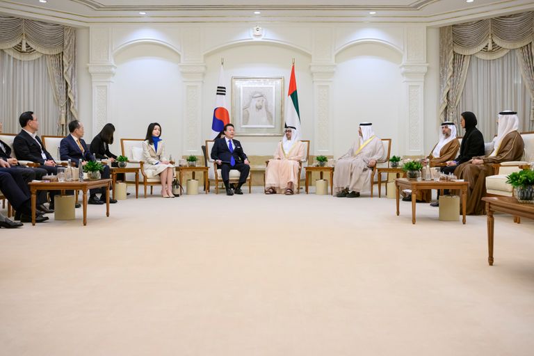 الشيخ عبدالله بن زايد آل نهيان يستقبل رئيس كوريا الجنوبية يون سوك يول