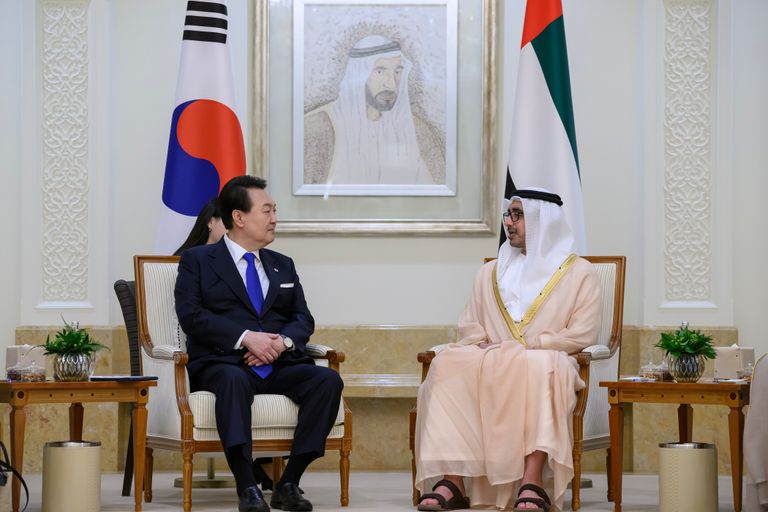 الشيخ عبدالله بن زايد آل نهيان يستقبل رئيس كوريا الجنوبية يون سوك يول