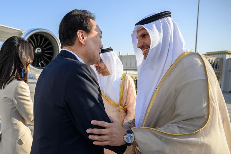 الشيخ عبدالله بن زايد آل نهيان يستقبل رئيس كوريا الجنوبية يون سوك يول