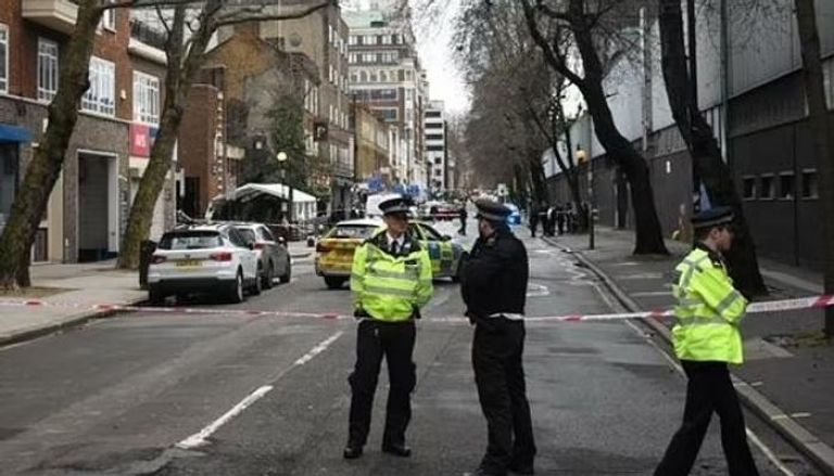 عناصر من الشرطة البريطانية في موقع الحادث