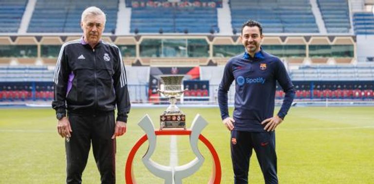 كارلو أنشيلوتي وتشافي هيرنانديز مدربا ريال مدريد وبرشلونة روبرت ليفاندوفسكي لاعب برشلونة