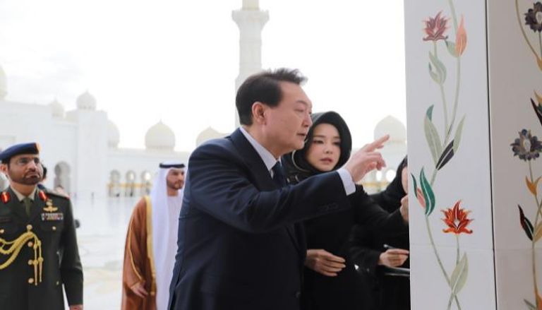 الرئيس الكوري الجنوبي يون سوك يول والسيدة الأولى في جامع الشيخ زايد الكبير 