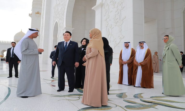 الرئيس الكوري الجنوبي يون سوك يول والسيدة الأولى في جامع الشيخ زايد الكبير 