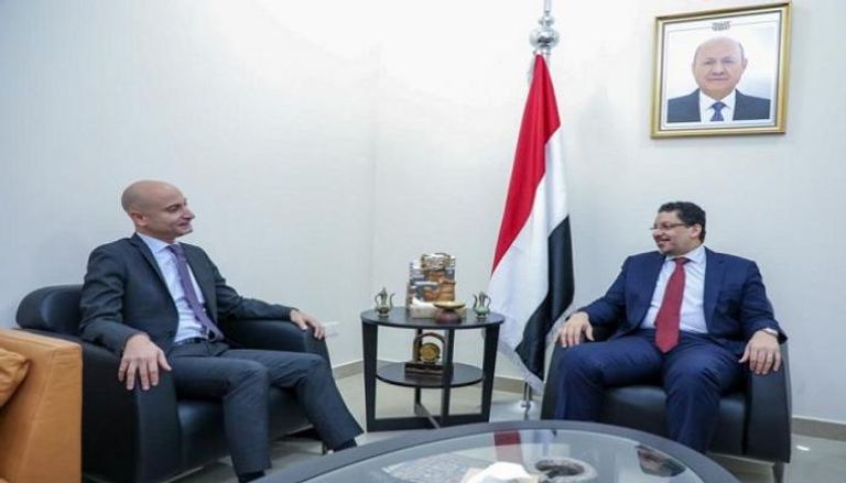 جانب من لقاء وزير الخارجية اليمني أحمد عوض بن مبارك سفير فرنسا لدى اليمن 
