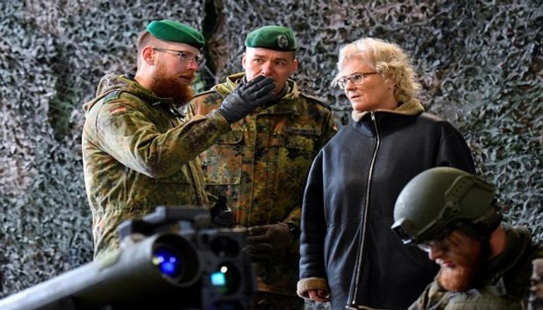 وزيرة دفاع ألمانيا تنظر إلى نظام ميلز العسكري - رويترز