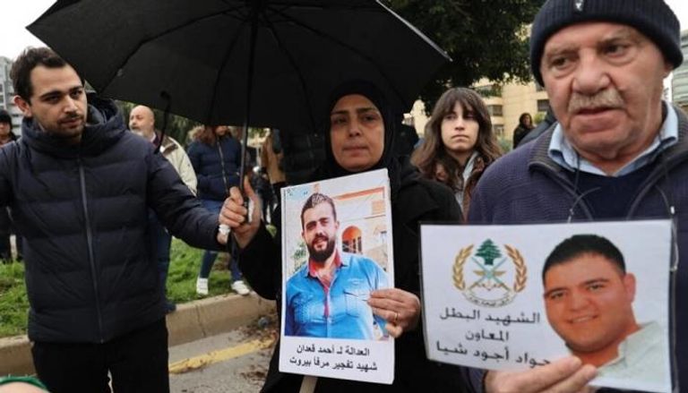 محتجون متجمعون خارج المديرية العامة لأمن الدولة في بيروت 