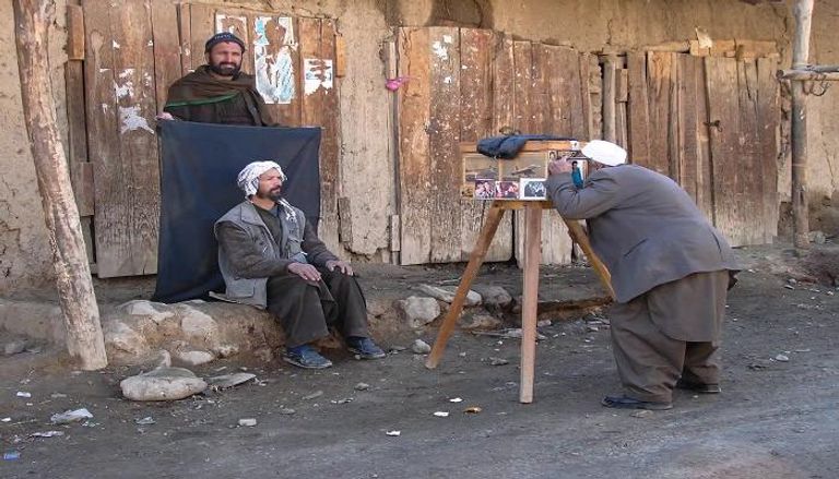 مواطن أفغاني يستخدم 