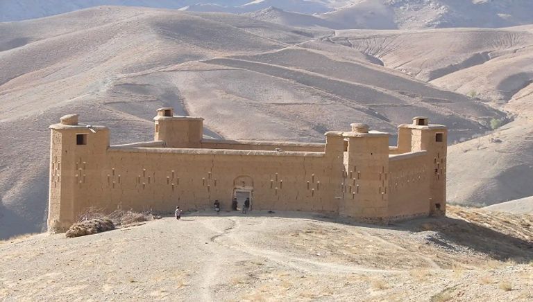 مواطن أفغاني يستخدم