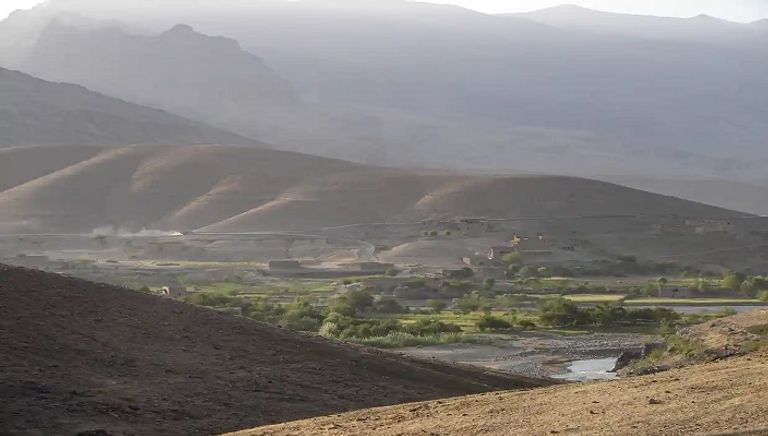 مواطن أفغاني يستخدم