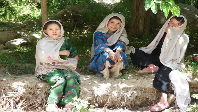 مواطن أفغاني يستخدم