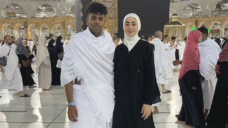 المغني المصري عفرتو مع صديقته أمام الكعبة نهاد أبوالقمصان أمام الكعبة بالتريبون