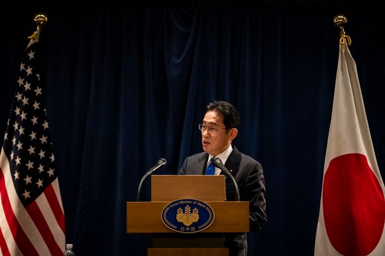 رئيس الوزراء الياباني فوميو كيشيدا خلال المؤتمر الصحفي
