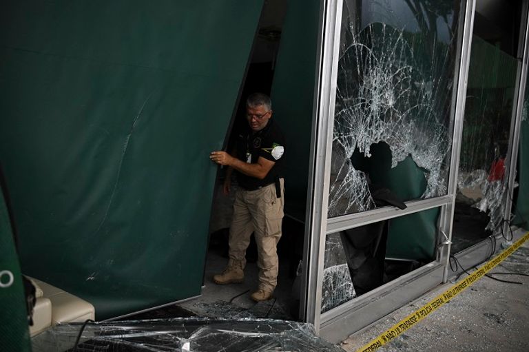 شرطي برازيلي يتفقد آثار تخريب أنصار بولسونارو في المحكمة العليا الرئيس البرازيلي السابق جايير بولسونارو برفقة زوجته - أرشيفية