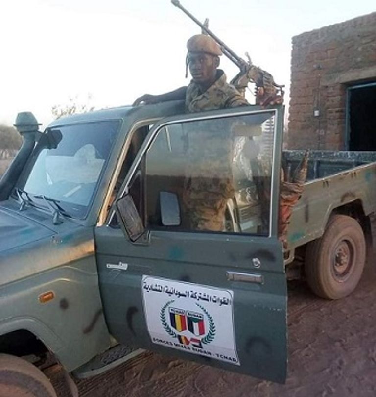 أحد عناصر القوات السودانية التشادية المشتركة
