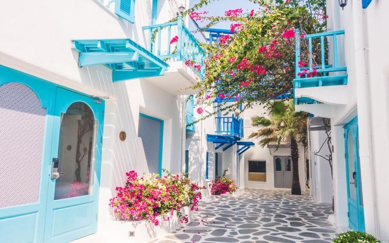 سانتوريني أحد أجمل مدن اليونان السياحية مدن اليونان السياحية.. 5 بقاع بين الطبيعة وسحر المياه