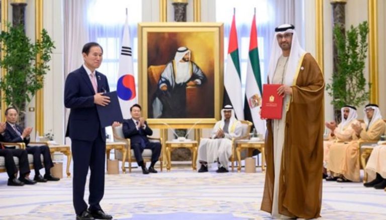الشيخ محمد بن زايد آل نهيان رئيس دولة الإمارات ورئيس كوريا خلال تبادل الاتفاقيات
