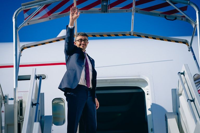 جانب من لقاء الشيخ عبدالله بن زايد آل نهيان والرئيس الصربي