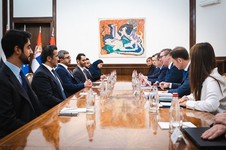 جانب من لقاء الشيخ عبدالله بن زايد آل نهيان والرئيس الصربي