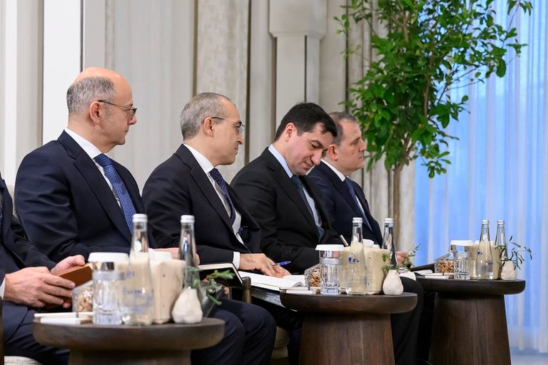 جانب من لقاء الشيخ محمد بن زايد آل نهيان وإلهام علييف