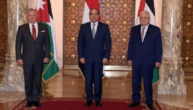 الرئيس المصري يتوسط نظيره الفلسطيني والعاهل الأردني