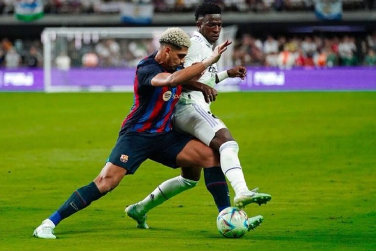 بيدري يحتفل بالهدف الثالث