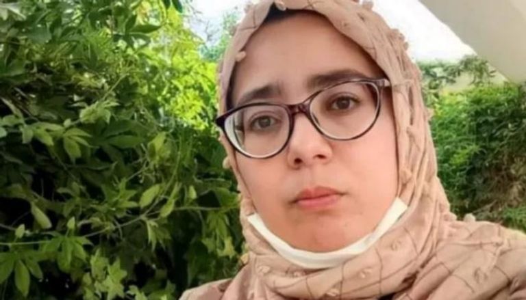 المعلمة الجزائرية ريحانة بن شية المعلمة ريحانة بن شية من داخل المستشفى