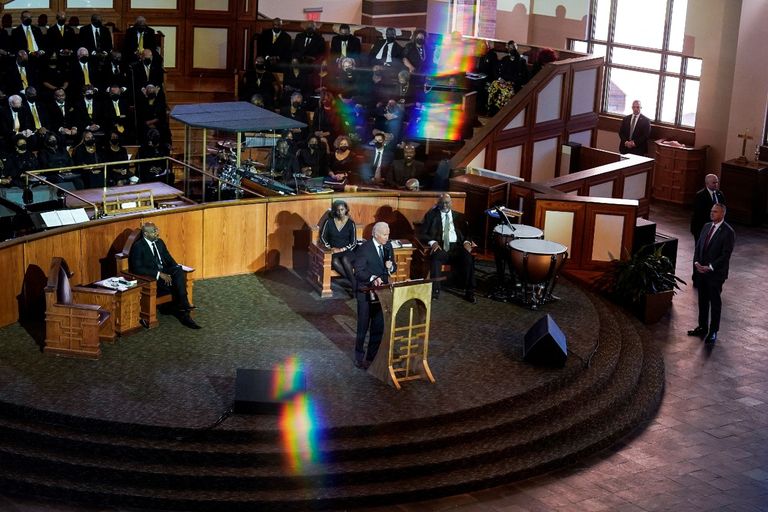 بايدن داخل كنيسة مارتن لوثر كينج بولاية جورجيا