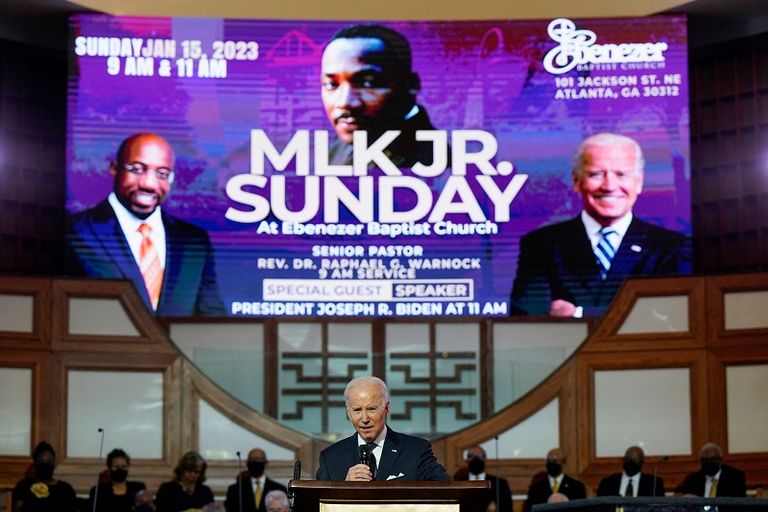 بايدن داخل كنيسة مارتن لوثر كينج بولاية جورجيا