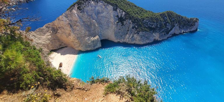 شاطئ نافاجيو بيتش أحد أفضل شواطئ اليونان السياحية