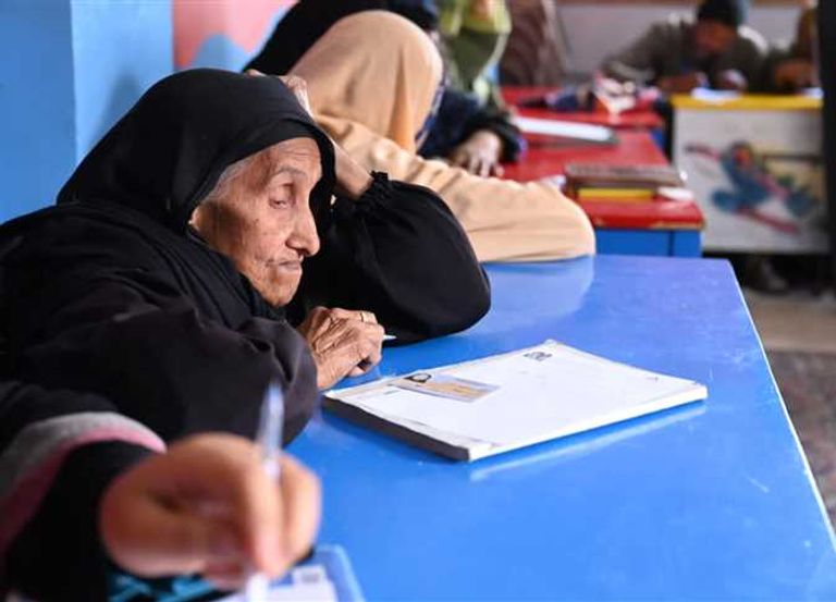 الحاجة زبيدة تجتاز اختبار محو الأمية في مصر