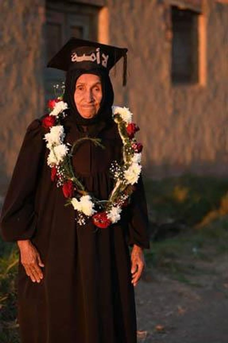 الحاجة زبيدة تجتاز اختبار محو الأمية في مصر