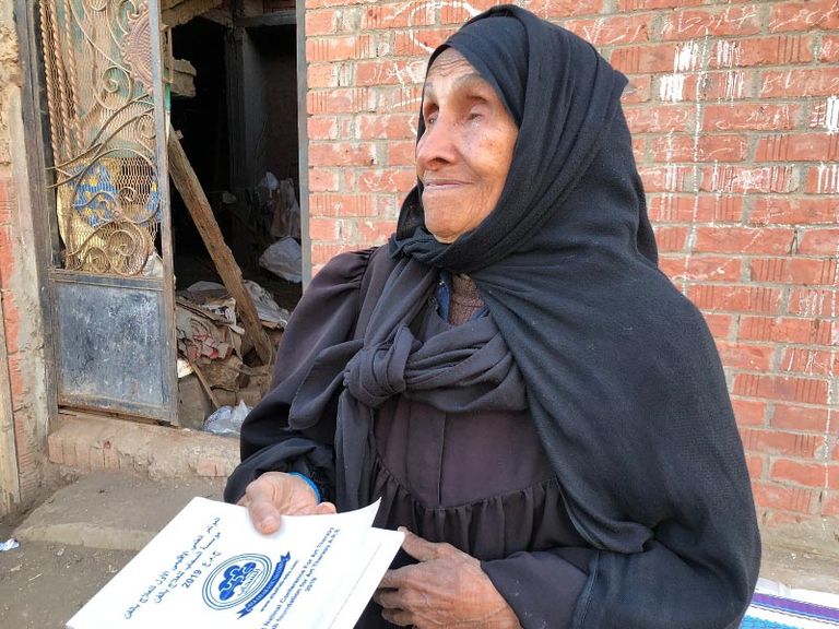 الحاجة زبيدة تجتاز اختبار محو الأمية في مصر