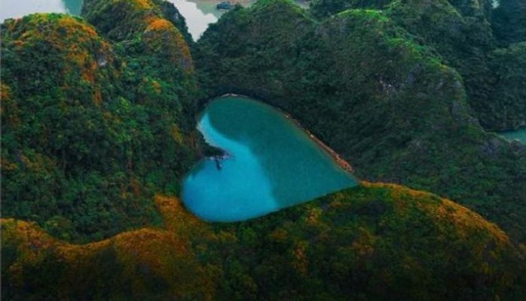 صورة معدّلة لبحيرة على شكل قلب في فيتنام 