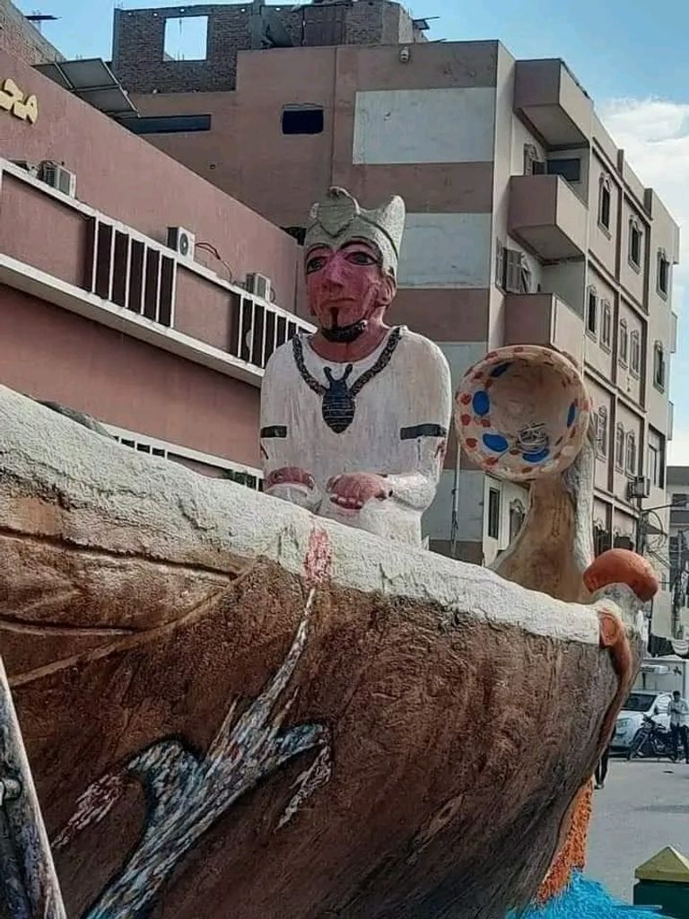 التمثال المشوه لمجسم ملك فرعوني في أسيوط المصرية
