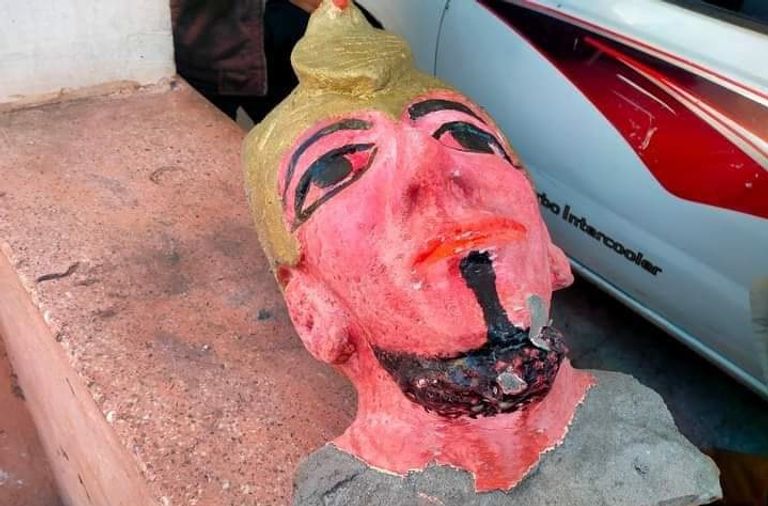 التمثال المشوه لمجسم ملك فرعوني في أسيوط المصرية