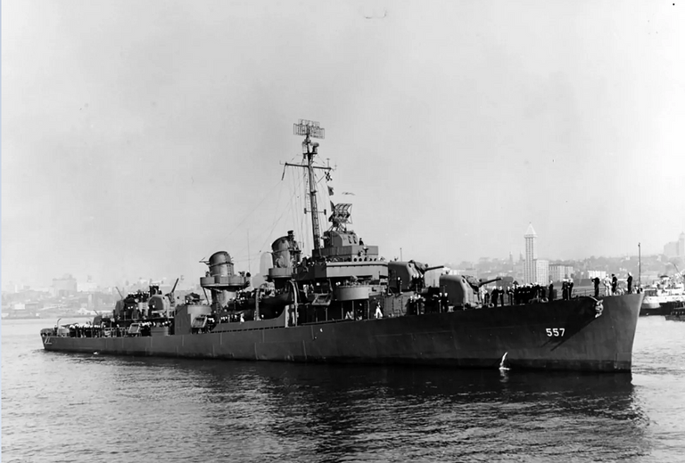 حطام سفينة في قاع البحر 