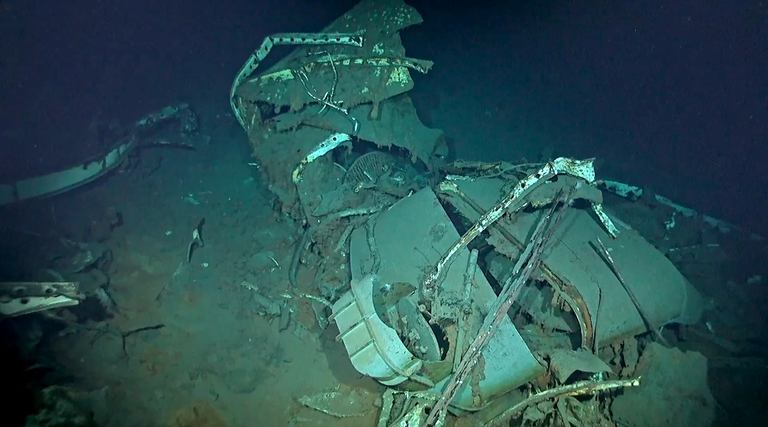 حطام سفينة في قاع البحر 