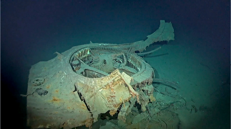 حطام سفينة في قاع البحر 