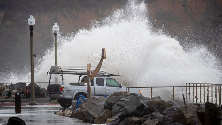 ارتفاع عدد قتلى عواصف كاليفورنيا إلى 20