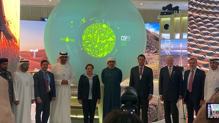 الشيخ عبدالله بن زايد آل نهيان، وزير الخارجية والتعاون الدولي الإماراتي، يطلق الشعار الرسمي والهوية البصرية الخاصة بالدورة الثامنة والعشرين من مؤتمر الأطراف في اتفاقية الأمم المتحدة الإطارية بشأن تغير المناخ COP28