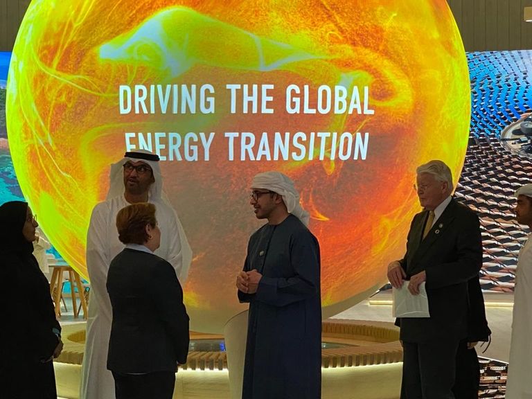 الشيخ عبدالله بن زايد آل نهيان، وزير الخارجية والتعاون الدولي الإماراتي، يطلق الشعار الرسمي والهوية البصرية الخاصة بالدورة الثامنة والعشرين من مؤتمر الأطراف في اتفاقية الأمم المتحدة الإطارية بشأن تغير المناخ COP28